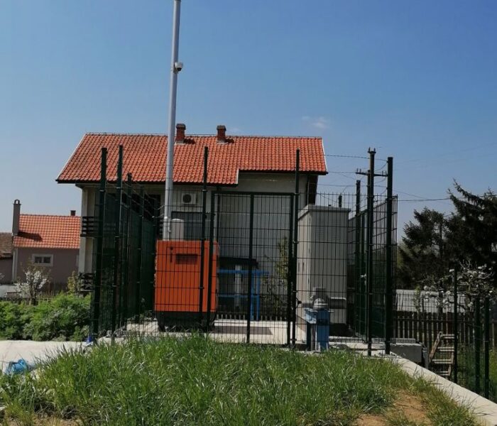 Visoka zelena panelna ograda oko tehničkog objekta