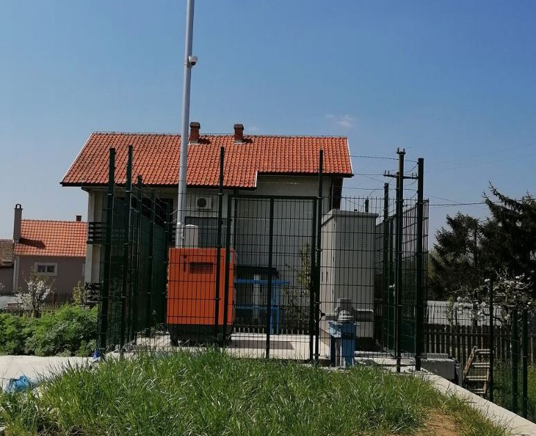 Visoka zelena 3D panelna ograda oko tehničkog objekta