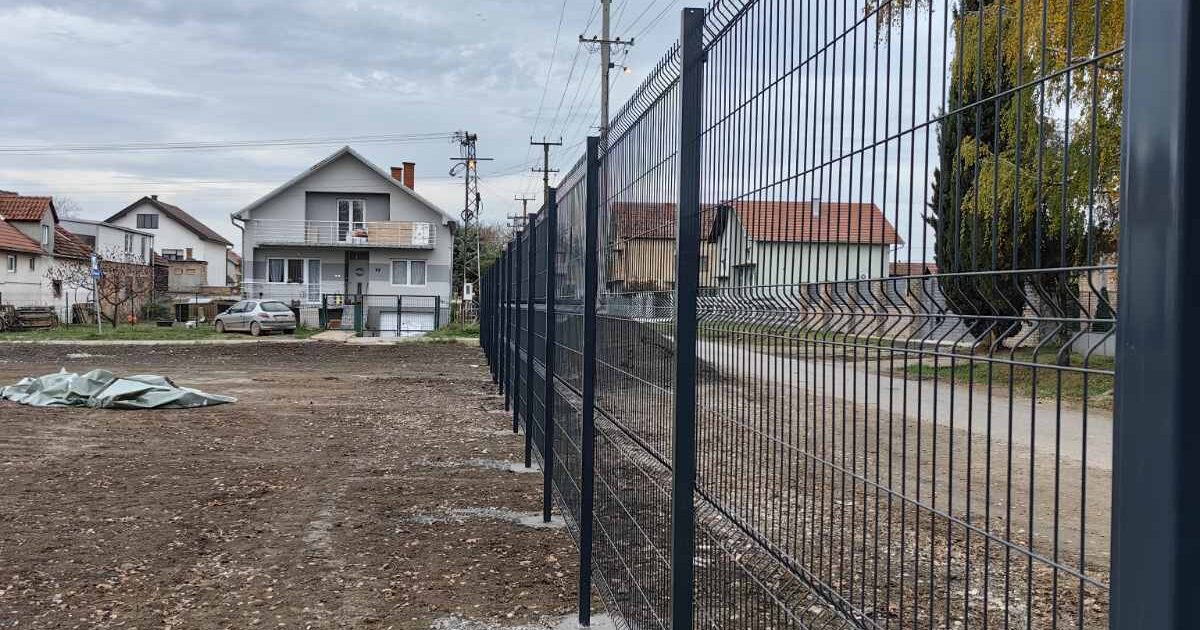 Panelna ograda sa stubovima i temeljima — elementi koji ulaze u cenu